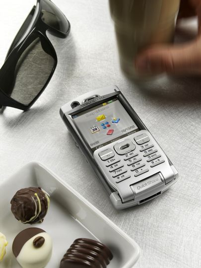 SE P990i auf dem Tisch liegend