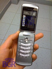 Sieht so das erste Klapphandy von Blackberry aus? (Bild: The Boy Genius Report)