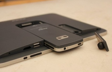 Beim CMIT TransPhone wird das Handy in das Tablet eingesteckt (Bild: Engadget China)