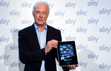 Franz Beckenbauer pr�sentiert Sky Sport auf dem Apple iPad