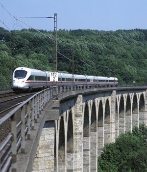 ICE auf dem Viadukt in Altenbeken