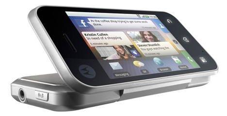 Das Motorola Backflip l�sst sich auch als Wecker auf den Nachttisch stellen