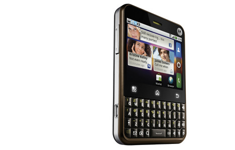 Das Motorola Charm sollte am besten in beiden H�nden gehalten werden