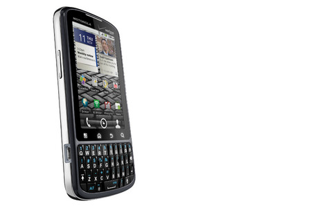 Das Motorola Pro erscheint wie ein lang gezogener Blackberry