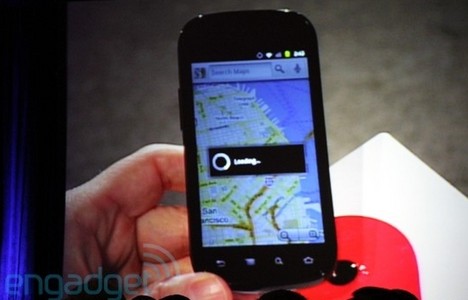 Google-Chef Eric Schmidt zeigt das Nexus S auf gro�er B�hne (Bild: Engadget)