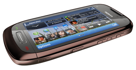 Das Nokia C7ist mit Elementen aus Edelstahl und Glas hochwertiger gearbeitet