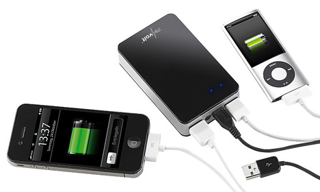 Der Revolt Powerbank l�dt mehrere Ger�te gleichzeitig