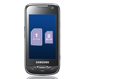 Das Samsung B7722 kann zwei SIM-Karten aufnehmen