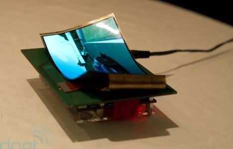 Samsung zeigt zur CES 2011 ein flexibles Display in Smartphone-Gr��e (Bild: Engadget)