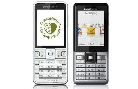 Die GreenHeart-Handys von Sony Ericsson: links das C901, rechts das Naite