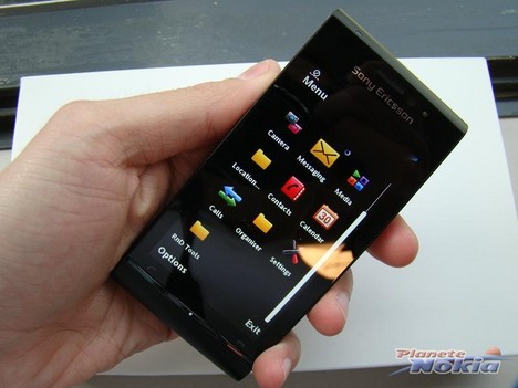 Sony Ericsson Idou in der Hand von Plan�te-Nokia