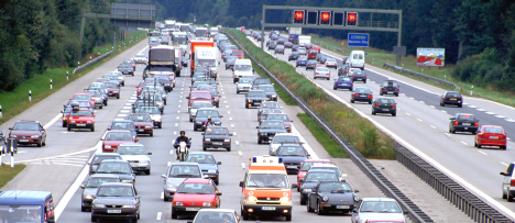 Eine SMS besser schreiben, wenn der Wagen steht (Bild: ADAC)