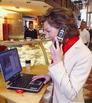 Frau mit Laptop und Handy